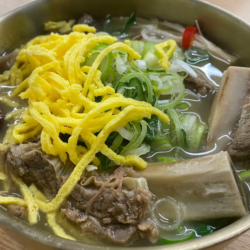 푸짐한 왕갈비탕의 모습