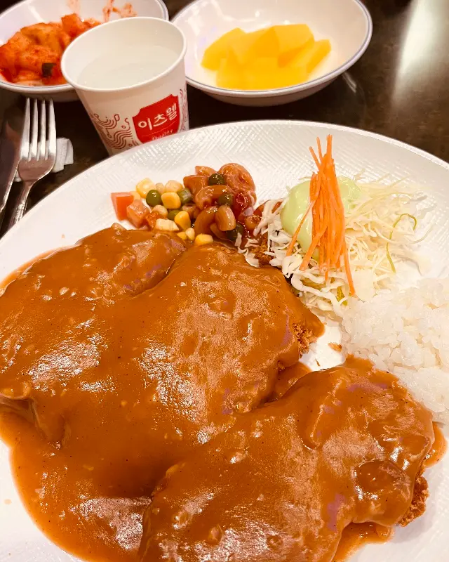 치즈 폭탄 비주얼의 치즈돈까스