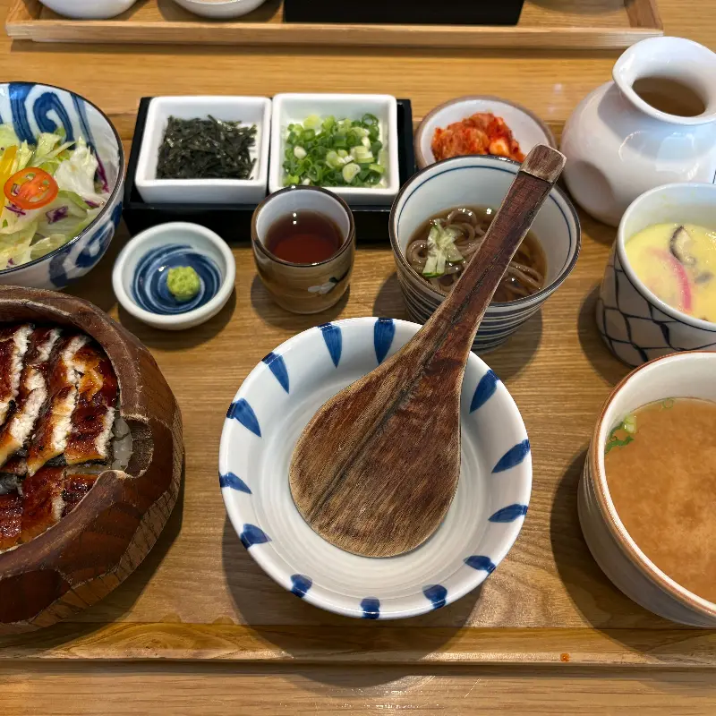 다양한 반찬과 함께 나오는 히츠마부시