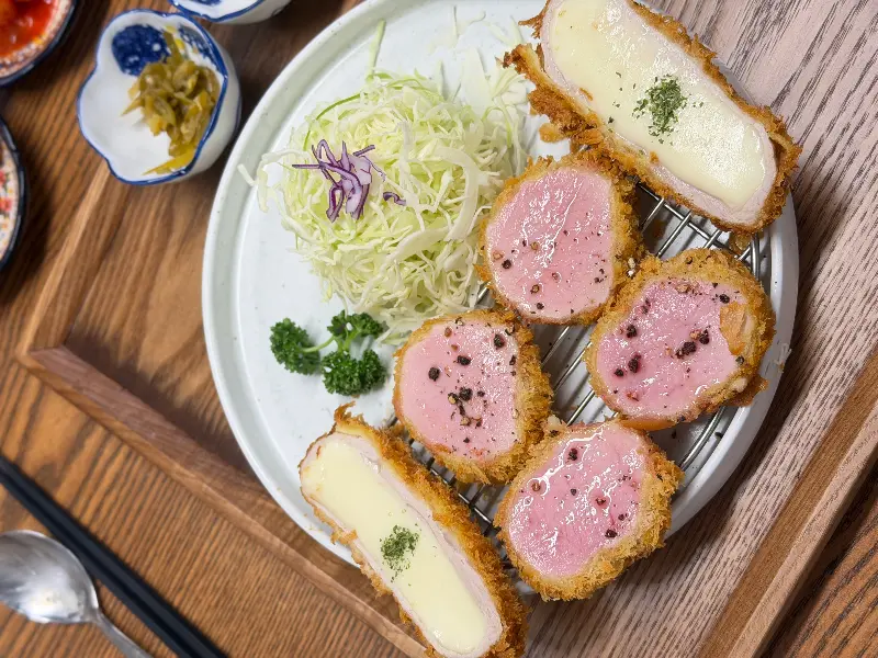 안심과 치즈 돈카츠의 환상적인 조화