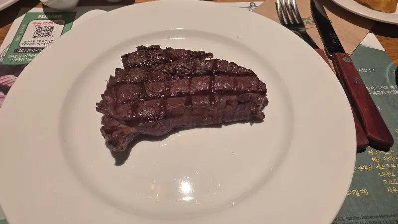 겉은 바삭하고 속은 촉촉한 등심 스테이크