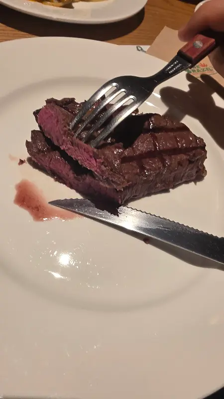 잘 구워진 스테이크 단면