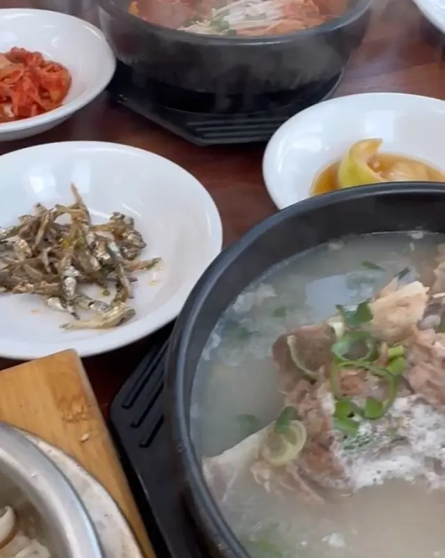 깊고 진한 접짝뼈국