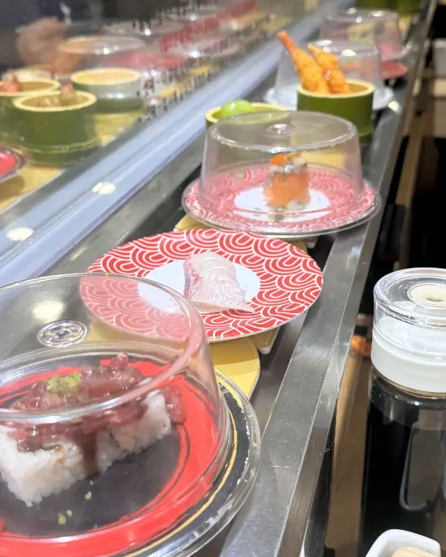 회전 레일 위 탐스러운 초밥들의 행렬