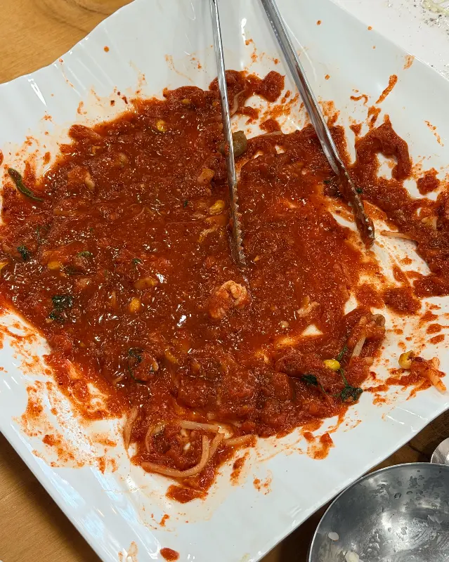 뽈찜을 먹고 남은 양념에 볶음밥을 만들어 먹는 모습