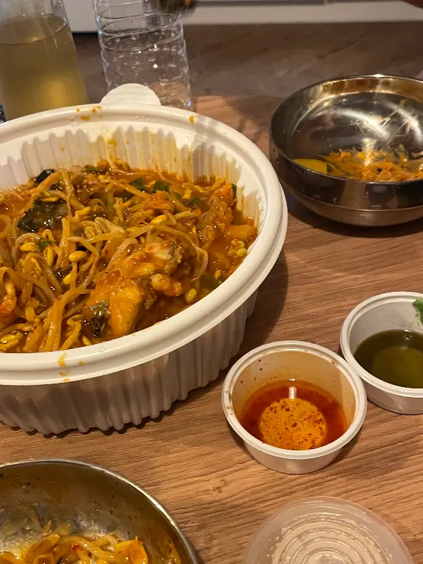 깔끔한 포장 용기에 담긴 아구찜