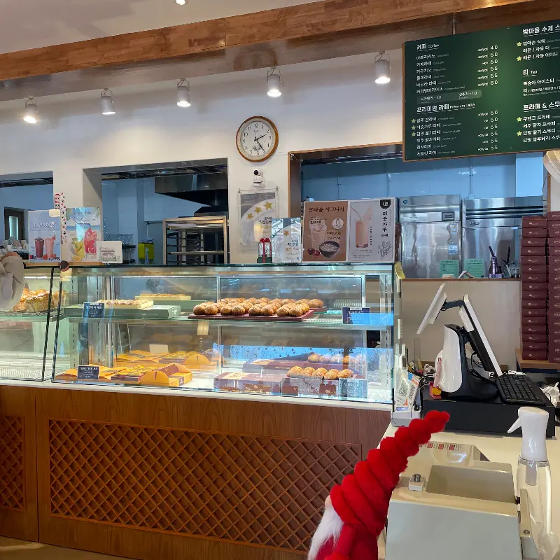 다양한 빵이 진열된 모습