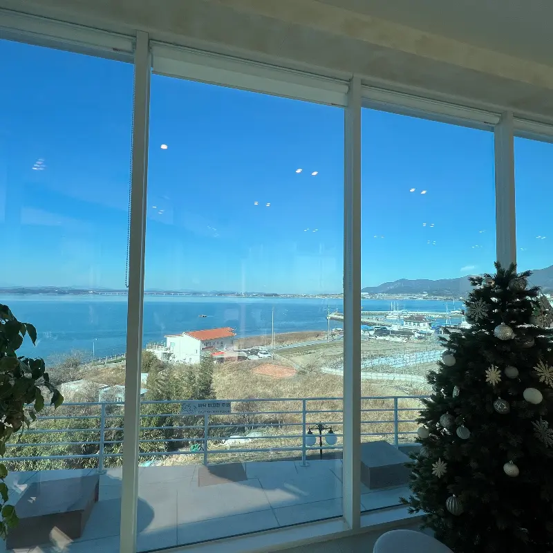 카페에서 바라본 탁 트인 바다 풍경