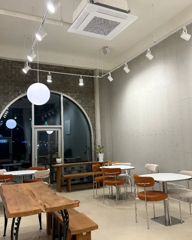 카페 내부 인테리어