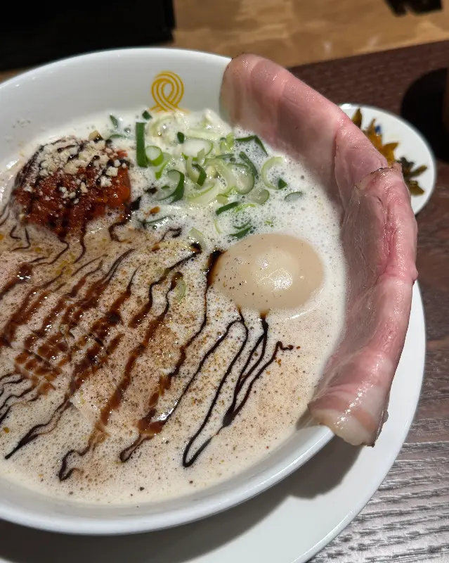 차슈가 듬뿍 올라간 라멘의 모습