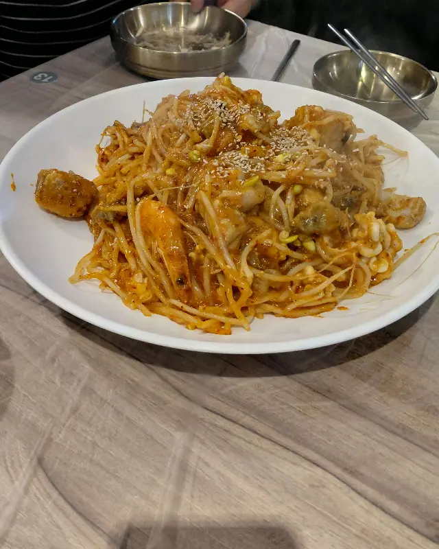 깔끔하고 넓은 매장 내부