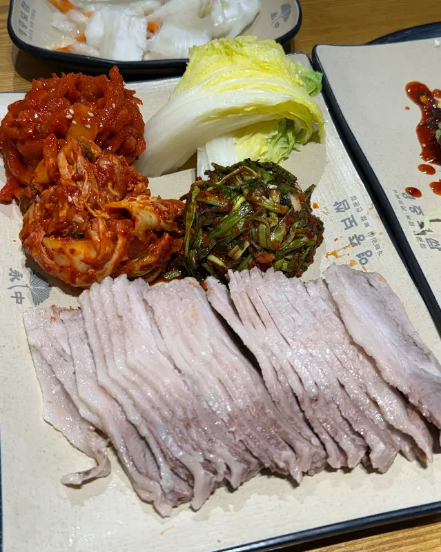 미나리, 김치, 배추와 함께 싸먹는 보쌈