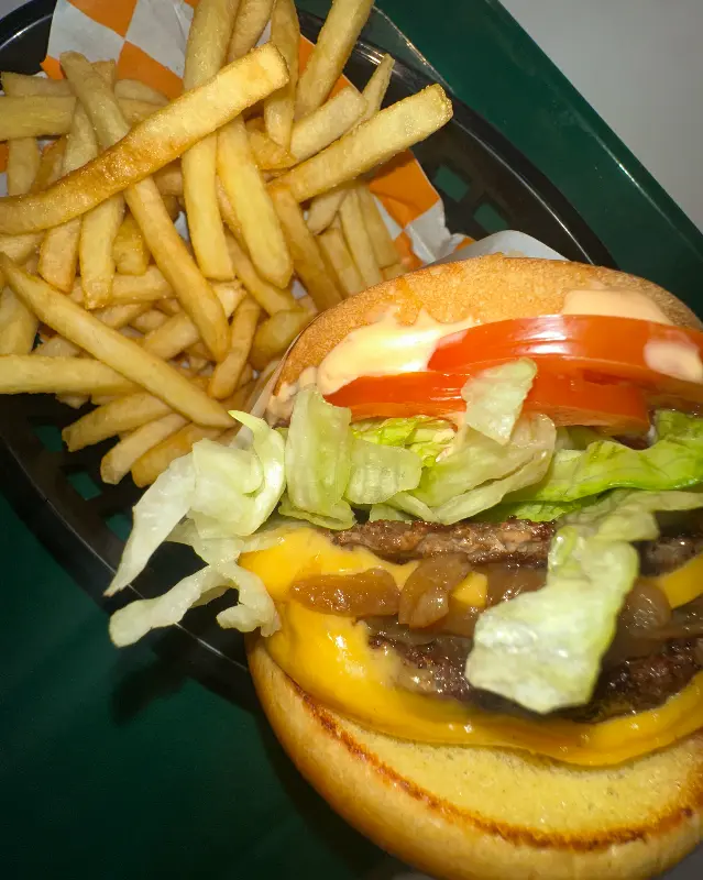 환상적인 비주얼의 더블치즈버거와 감자튀김