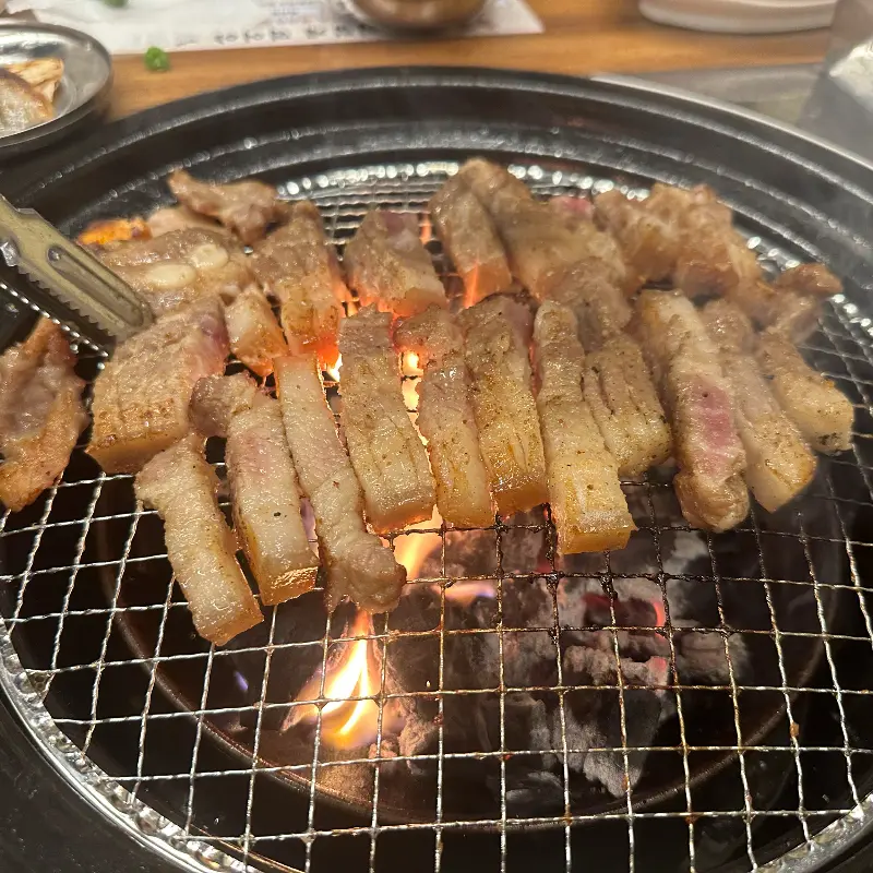 숯불에 구워지는 특수부위