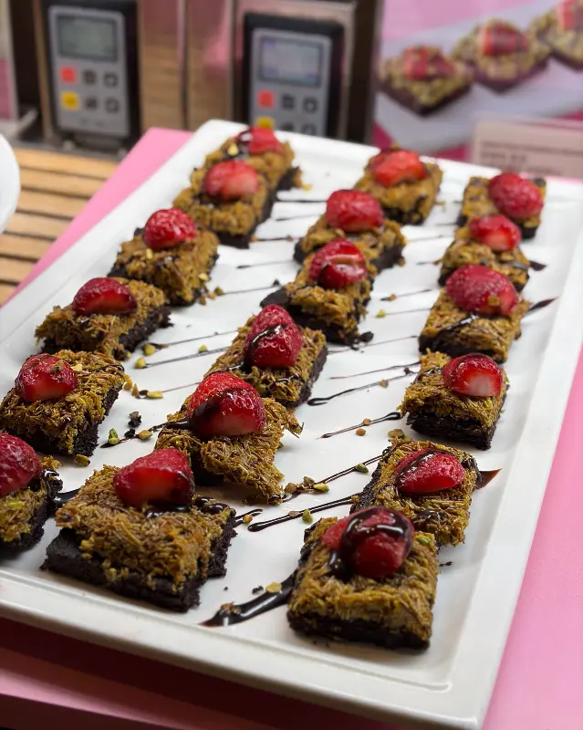 딸기가 올려진 디저트