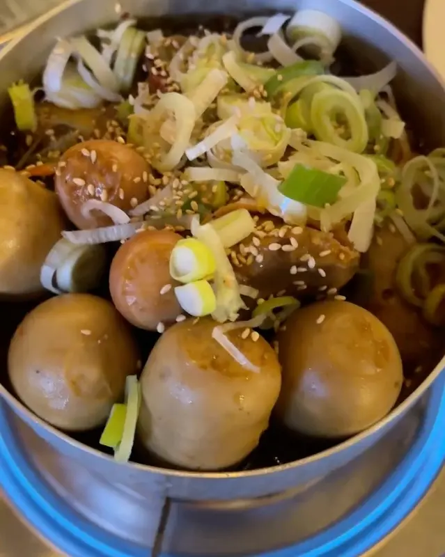 매콤달콤한 양념이 돋보이는 메뉴