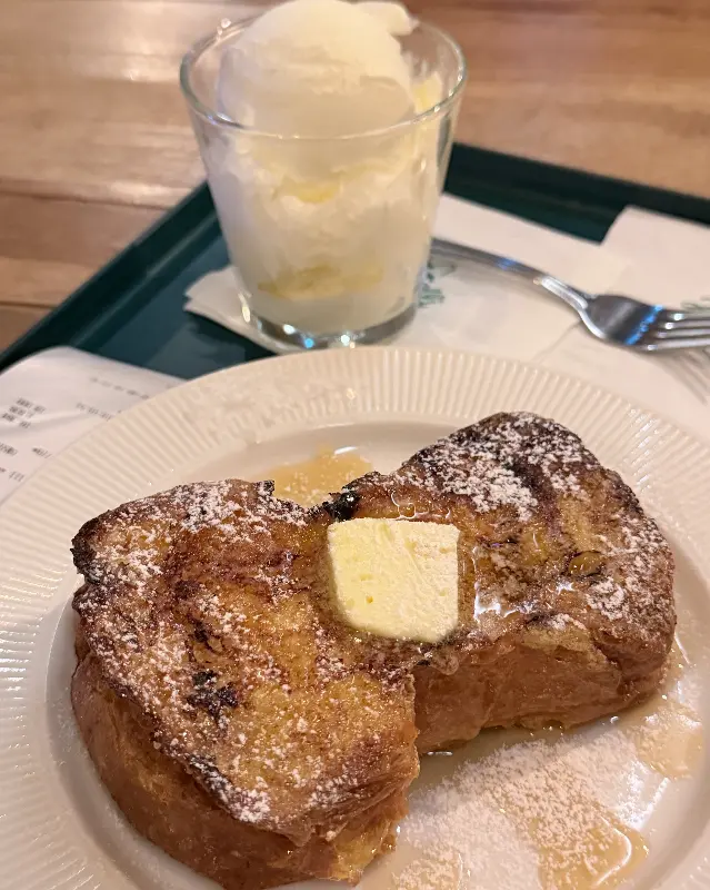 프렌치토스트와 아이스크림의 완벽한 조화