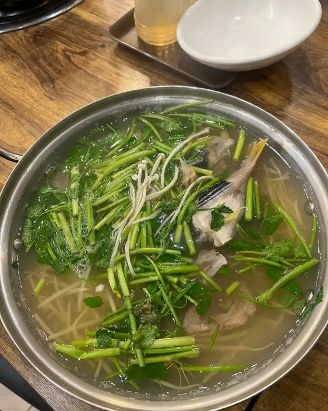 미나리가 듬뿍 올라간 복국