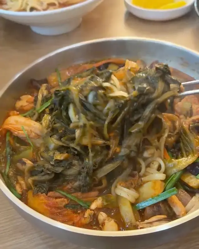 젓가락으로 면을 들어 올리는 모습