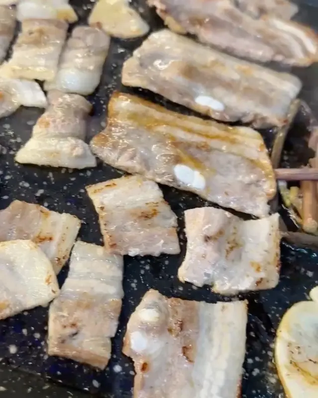 불판 위에서 맛있게 구워지고 있는 대패 삼겹살