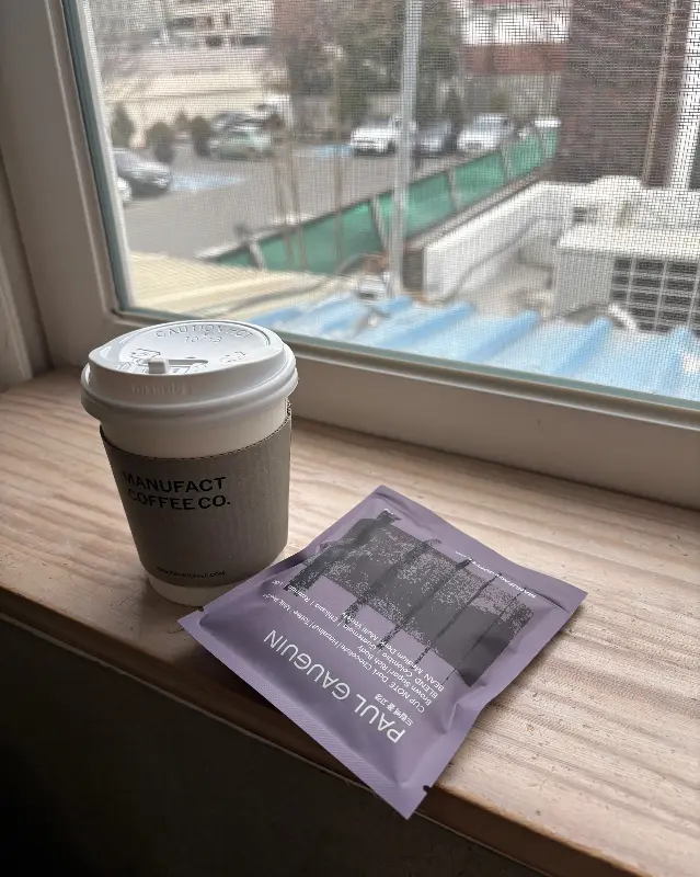창가에 놓인 커피와 드립백