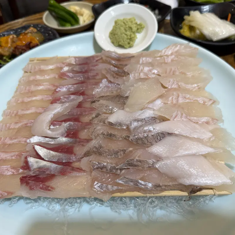 신선한 활어회 한 상