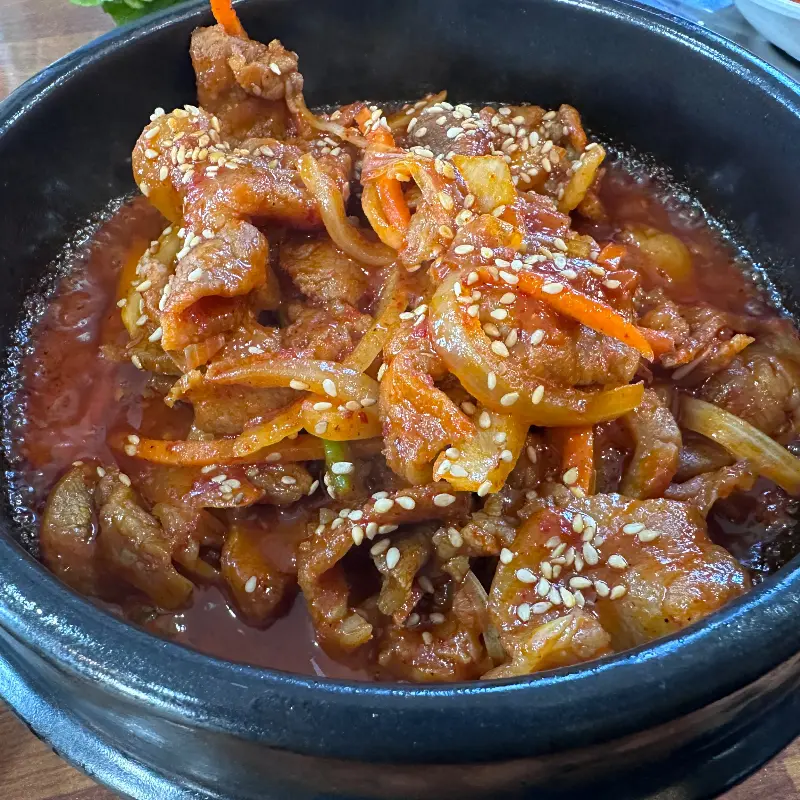 윤기가 좔좔 흐르는 제육볶음