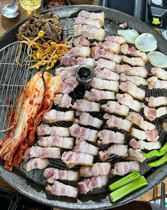 볶음밥 위에 김가루와 계란을 올린 모습