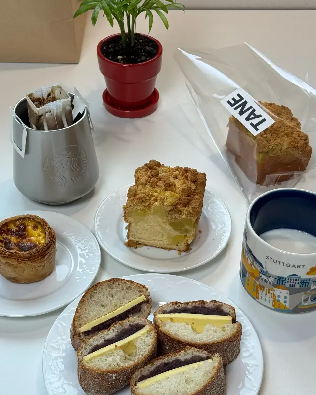 테이블 위에 놓인 빵과 음료