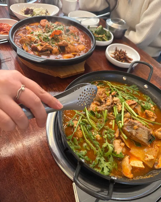 맛있는 음식을 즐기는 사람들