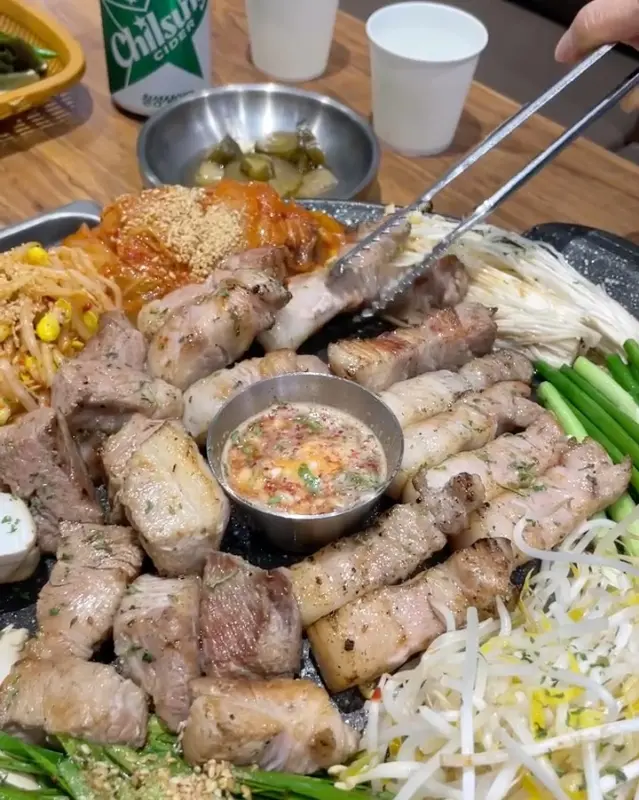 고기를 집는 모습