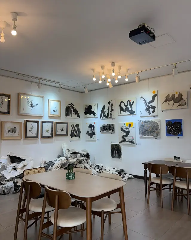 갤러리 분위기의 카페 내부