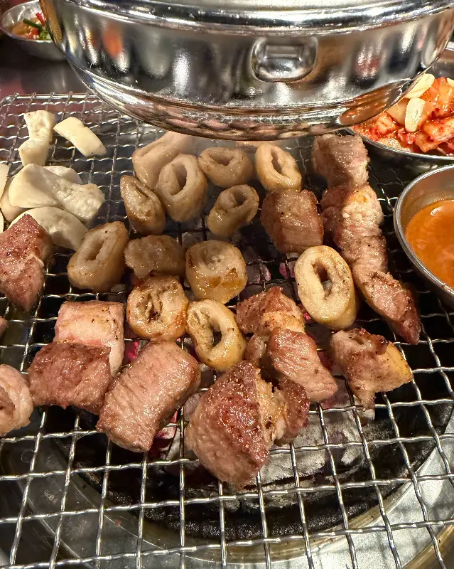 초벌된 막창과 삼겹살이 불판 위에서 익어가고 있다.