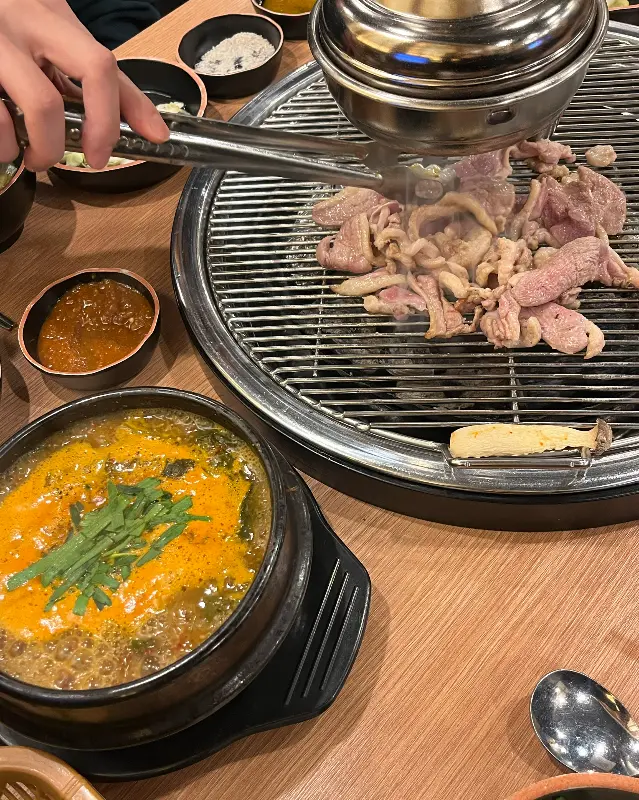 오리고기와 함께 제공되는 녹두죽