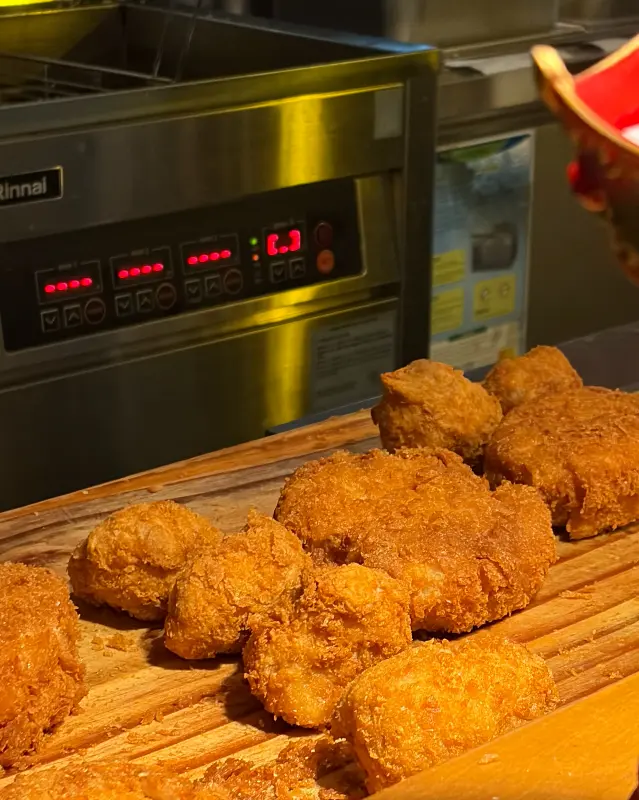 갓 튀겨져 나온 돈까스의 모습