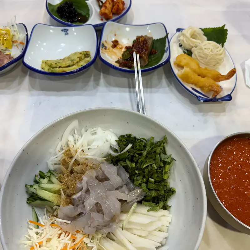 푸짐한 해산물이 가득한 둥지횟집 물회