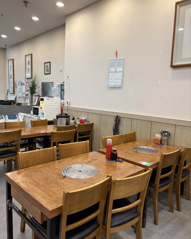 넓고 깔끔한 미정횟집 내부