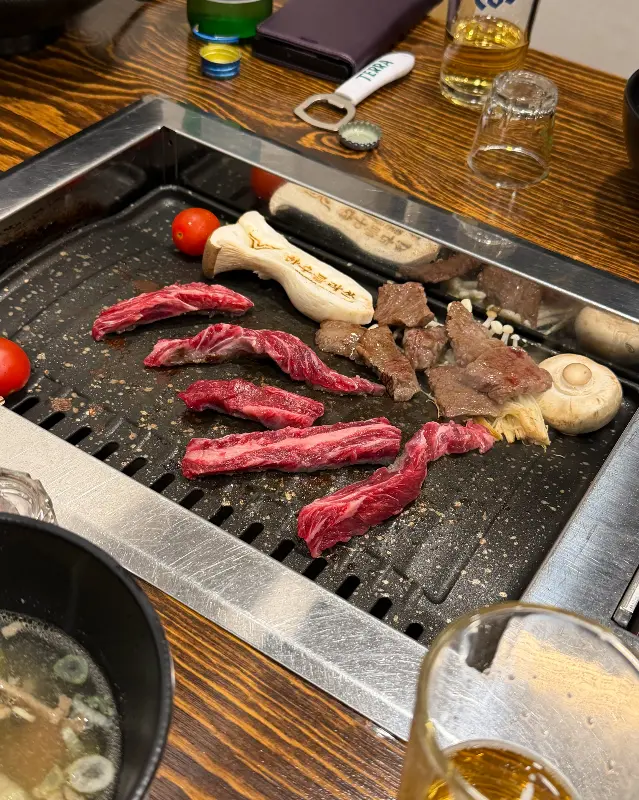 숯불에 구운 버섯과 고기