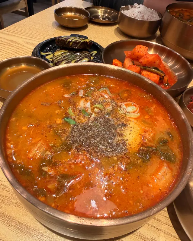 얼큰한 국물에 다진 양념이 듬뿍 올라간 얼큰국밥