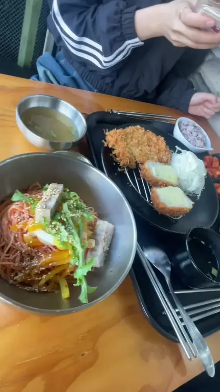 돈까스와 비빔국수의 환상적인 조합