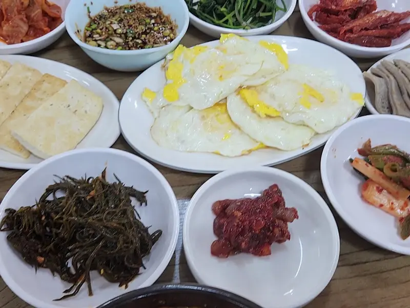 초원순두부 다양한 밑반찬