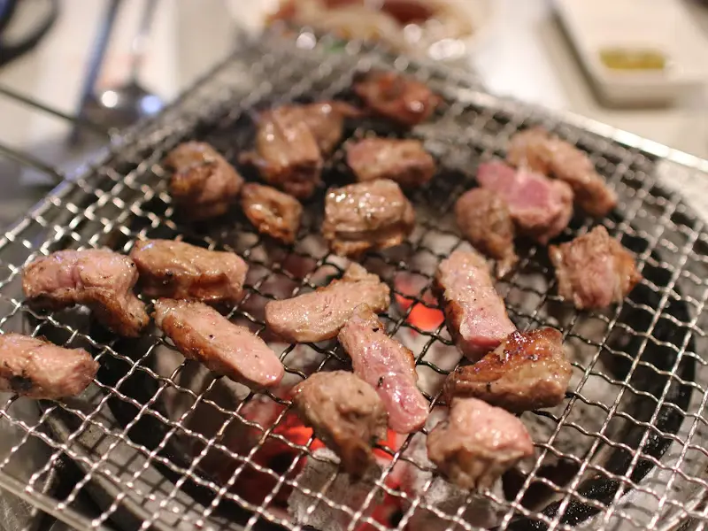 숯불 위에서 구워지는 갈매기살