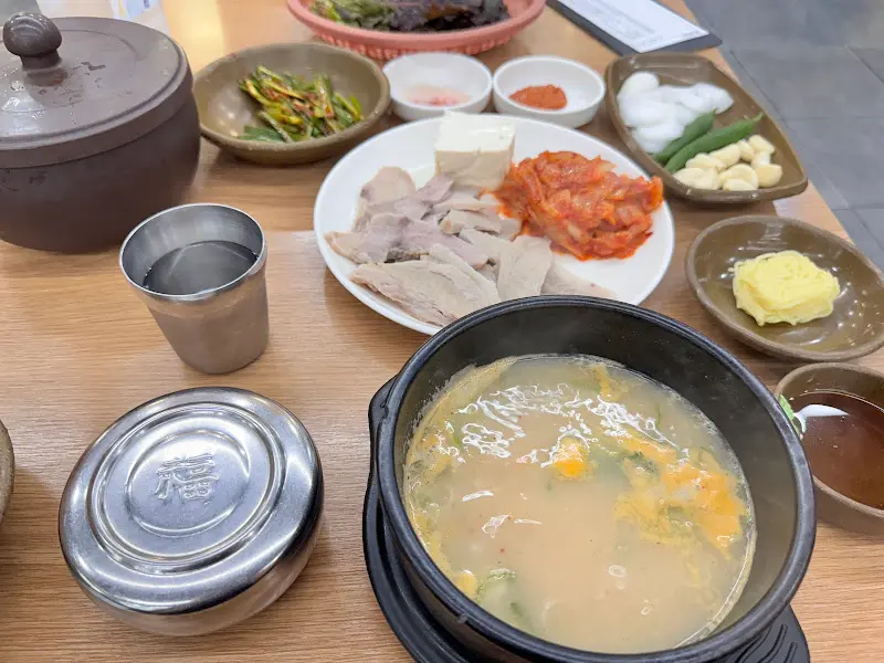 수육 백반 한 상 차림