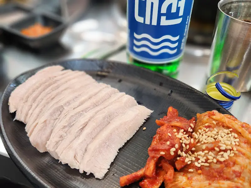 윤기가 자르르 흐르는 항정살 수육