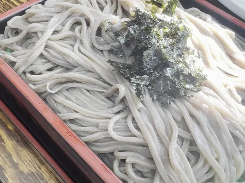 메밀면의 질감이 살아있는 듯한 판모밀