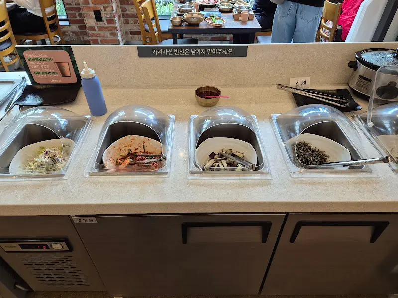 다양한 쌈 채소가 준비된 셀프 코너