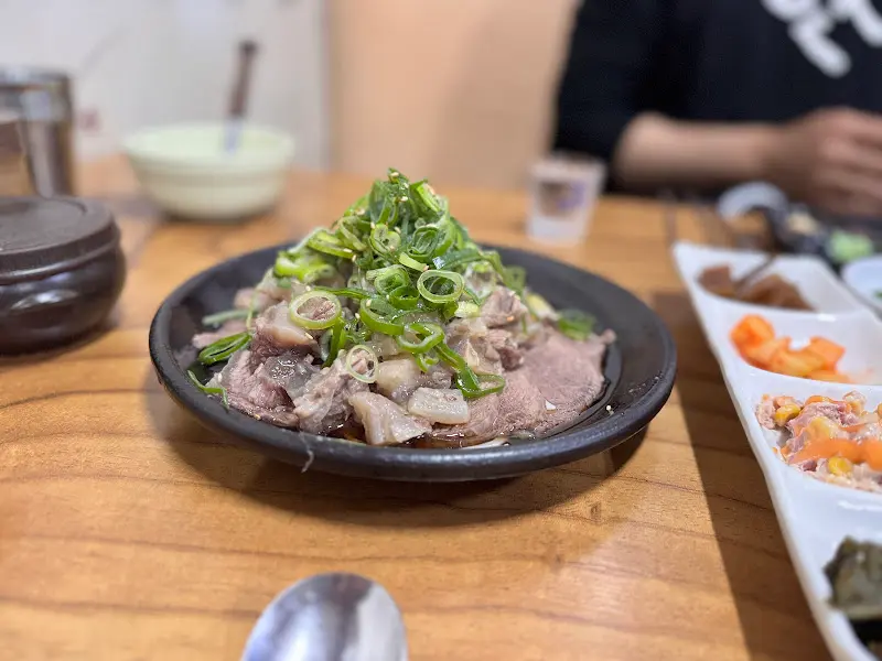 싱싱한 파가 듬뿍 올려진 스지 수육