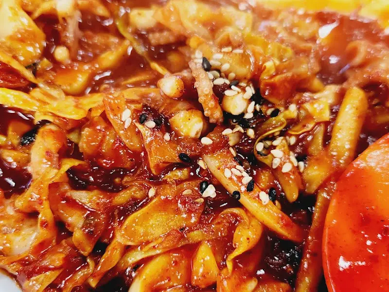 매콤달콤한 양념에 버무려진 낙지볶음