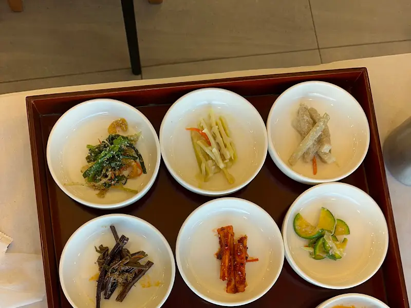 나무 쟁반에 가지런히 담긴 6가지 반찬 클로즈업 샷