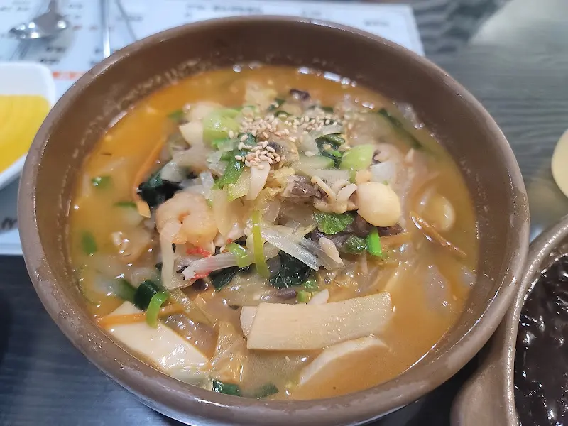 푸짐한 해산물 짬뽕
